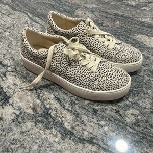 Women’s coconuts by Matisse size 8 shoes